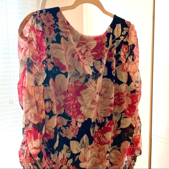 Elegant White House Black Market Floral Blouse - Feminine Ruched Design Size XL - Picture 5 of 8